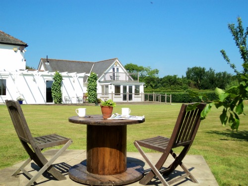 dog friendly cottages with large enclosed garden