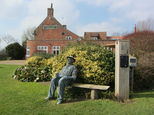 Lots of waterside pubs along the trail Lots of waterside pubs along the trail