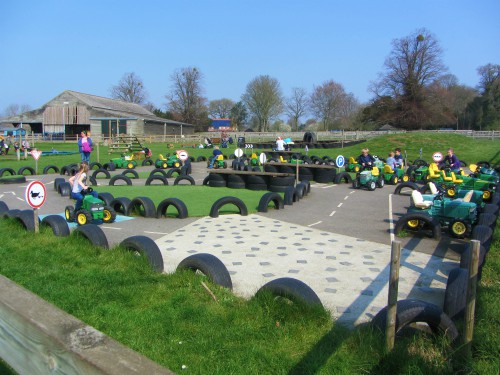 The ride on tractor track to enjoy The ride on tractor track to enjoy