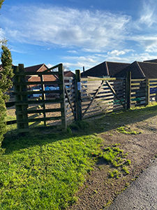 Gate through to the Silka Deer.