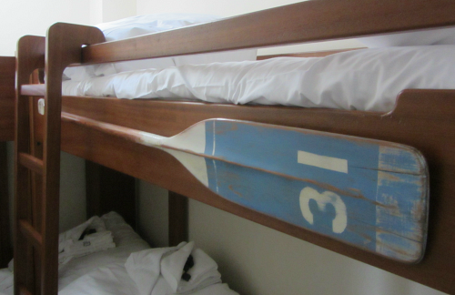 The little details that make the difference An oar on the side of the bed